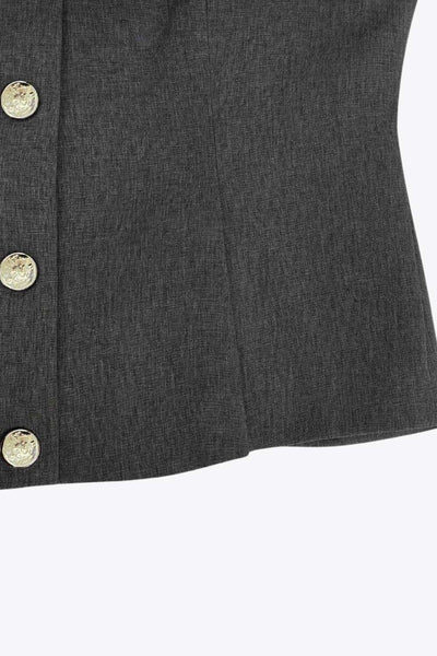 Chaleco ajustado con pinzas, corte en a, cuello redondo, tableado en bajo y cierre con hilera de botones en contraste.