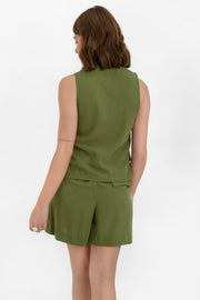 Chaleco de fit recto, escote v redondeado, pinzas frontales, bolsillos delanteros con cartera y cierre frontal con lazado amarrable.