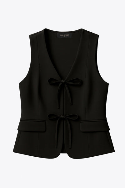 Chaleco de fit recto, escote v redondeado, pinzas frontales, bolsillos delanteros con cartera y cierre frontal con lazado amarrable.