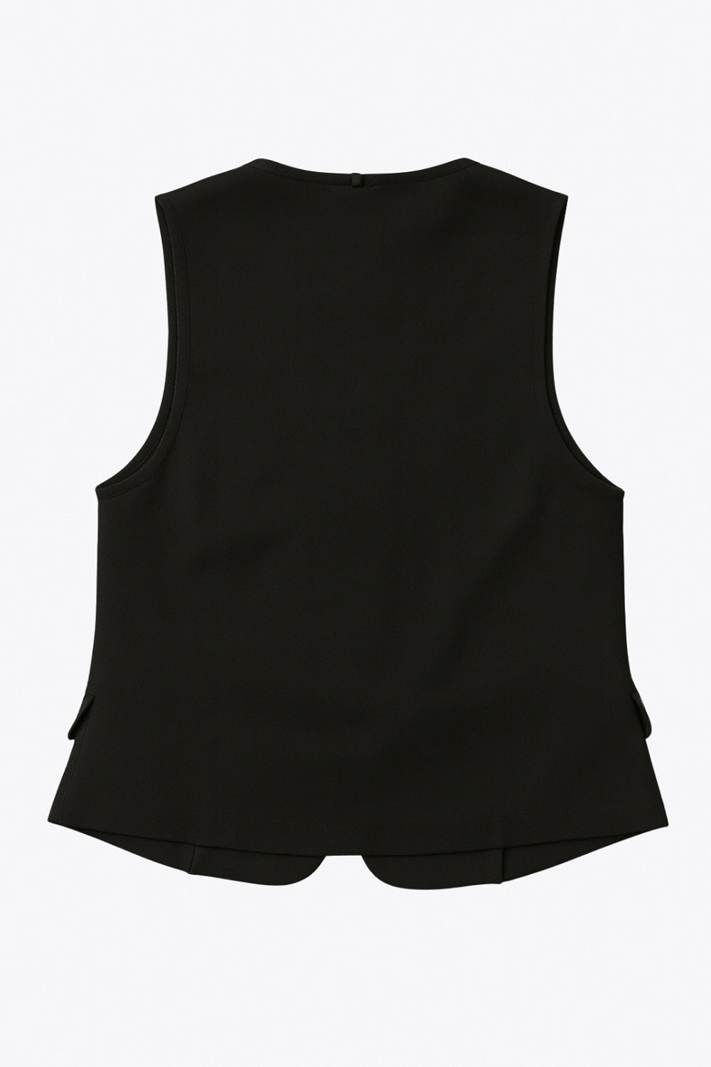 Chaleco de fit recto, escote v redondeado, pinzas frontales, bolsillos delanteros con cartera y cierre frontal con lazado amarrable.