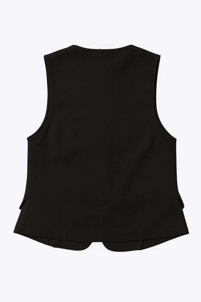 Chaleco de fit recto, escote v redondeado, pinzas frontales, bolsillos delanteros con cartera y cierre frontal con lazado amarrable.