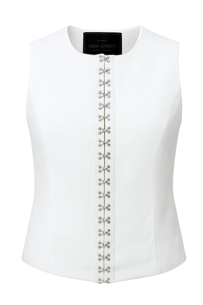 Chaleco de fit recto, cuello redondo y cierre frontal con hilera de broches en contraste.