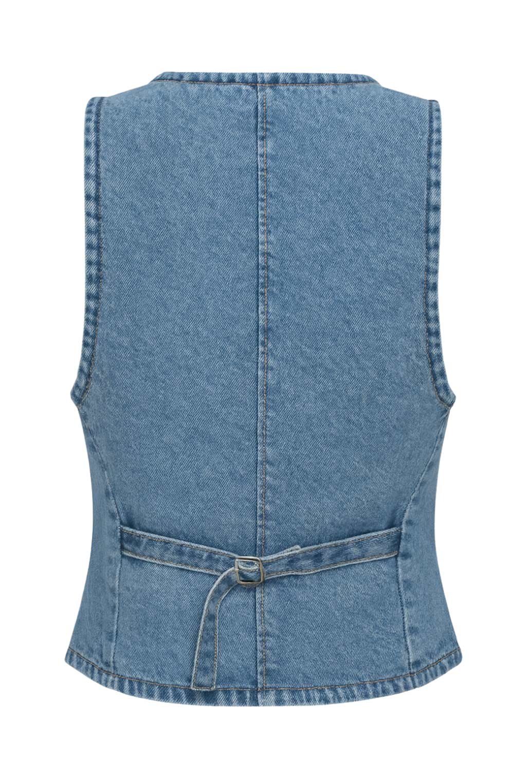 Chaleco corto de denim, escote v, pinzas con costuras frontales, vivos decorativos delanteros, trabilla posterior ajustable con hebilla y cierre frontal con hilera de botones.