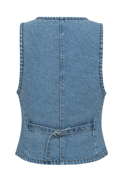 Chaleco corto de denim, escote v, pinzas con costuras frontales, vivos decorativos delanteros, trabilla posterior ajustable con hebilla y cierre frontal con hilera de botones.