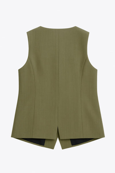 Chaleco de fit ajustado, cuello redondo, pinzas frontales, vivos decorativos frontales, cierre frontal con hilera de botones en contraste y abertura frontal en bajo.