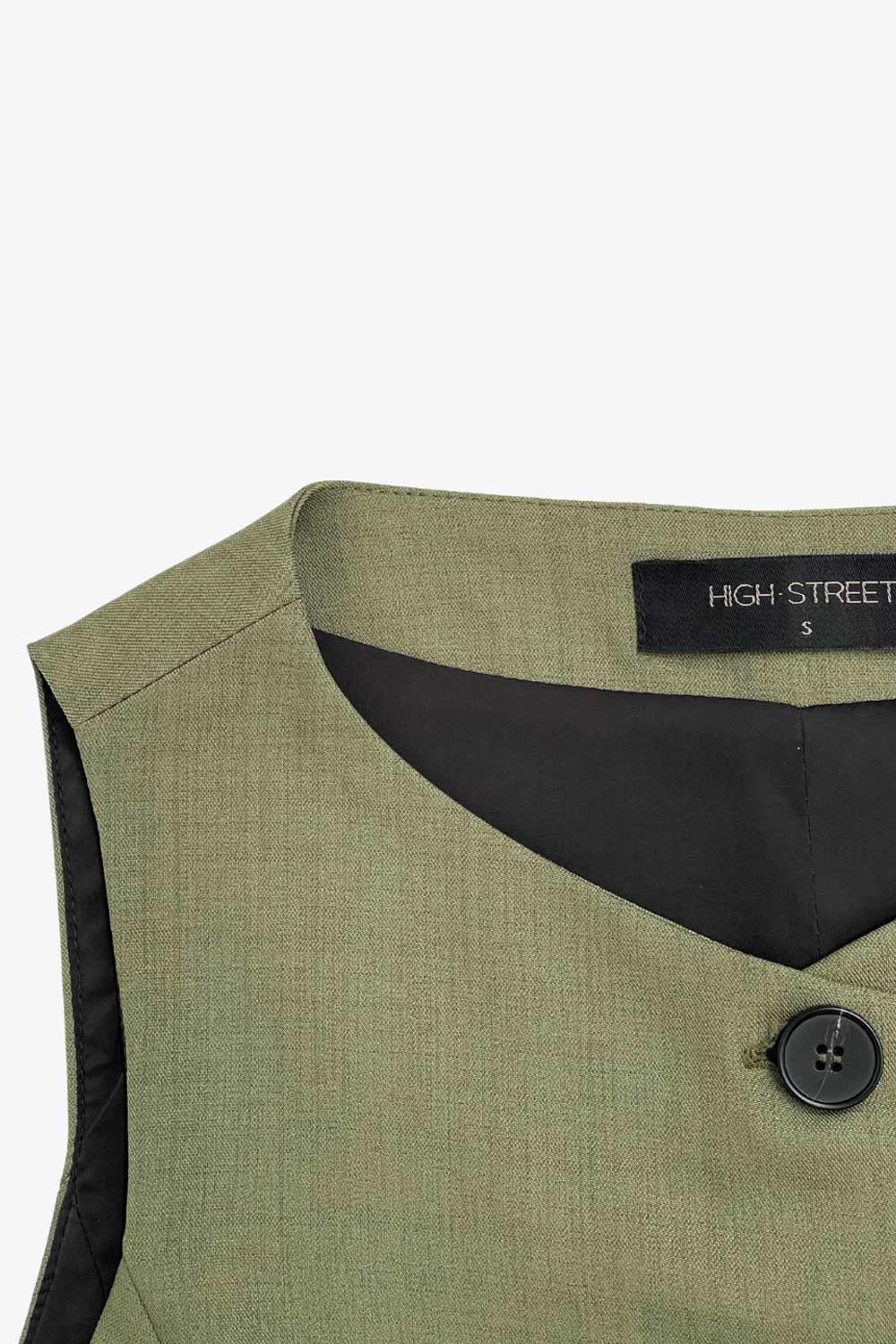 Chaleco de fit ajustado, cuello redondo, pinzas frontales, vivos decorativos frontales, cierre frontal con hilera de botones en contraste y abertura frontal en bajo.