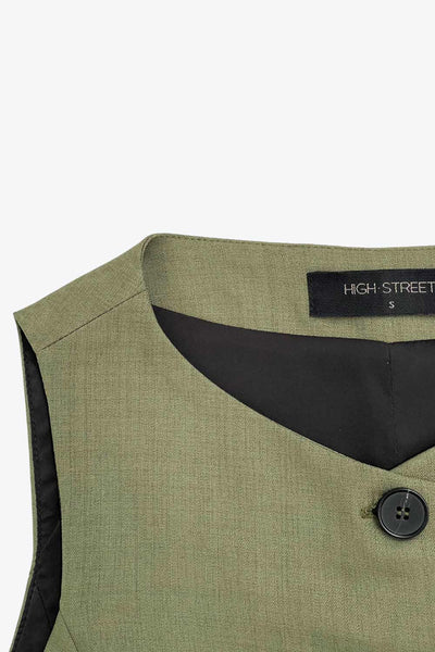 Chaleco de fit ajustado, cuello redondo, pinzas frontales, vivos decorativos frontales, cierre frontal con hilera de botones en contraste y abertura frontal en bajo.