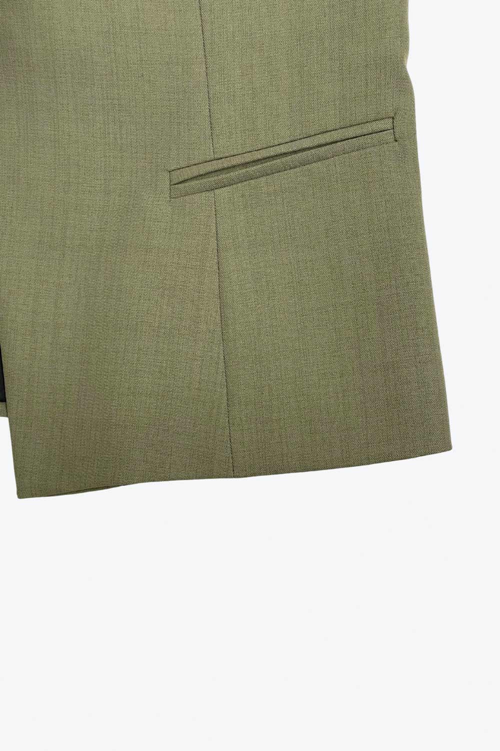 Chaleco de fit ajustado, cuello redondo, pinzas frontales, vivos decorativos frontales, cierre frontal con hilera de botones en contraste y abertura frontal en bajo.