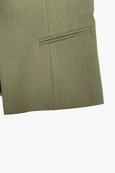 Chaleco de fit ajustado, cuello redondo, pinzas frontales, vivos decorativos frontales, cierre frontal con hilera de botones en contraste y abertura frontal en bajo.