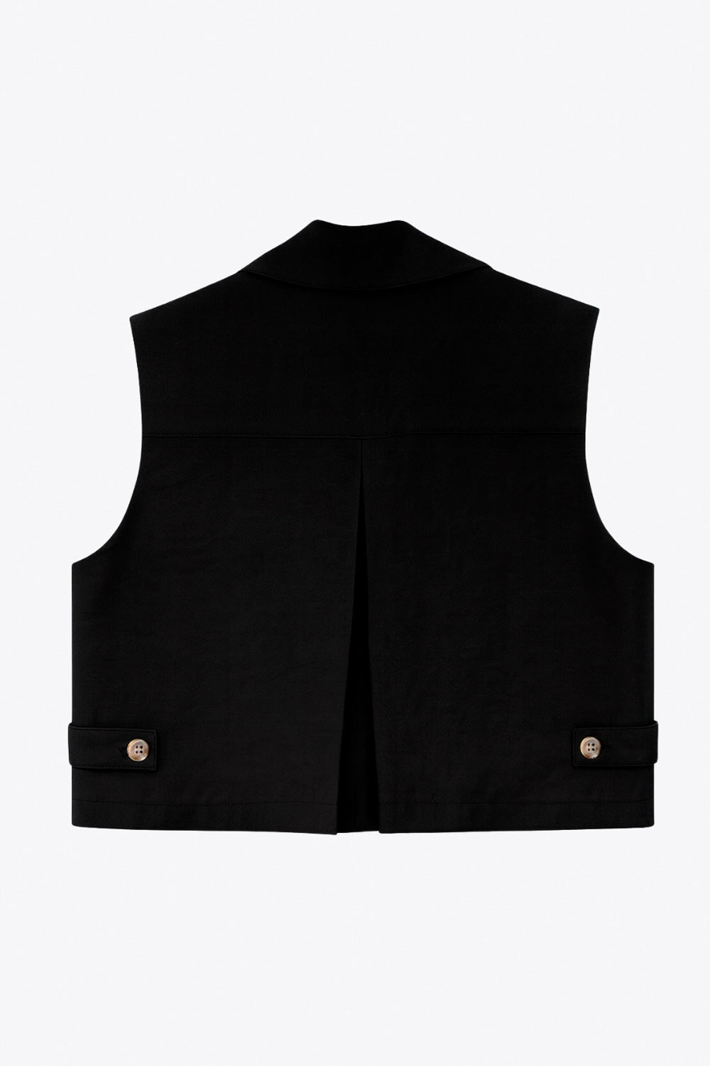 Chaleco corto de fit recto, con solapa, bolsillos delanteros cargo con cartera, pinza de amplitud en espalda y detalle de trabillas laterales decorativas con botón.