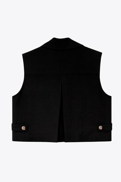 Chaleco corto de fit recto, con solapa, bolsillos delanteros cargo con cartera, pinza de amplitud en espalda y detalle de trabillas laterales decorativas con botón.