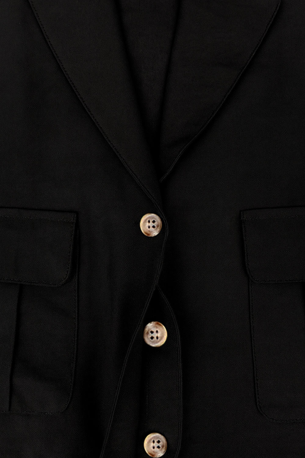 Chaleco corto de fit recto, con solapa, bolsillos delanteros cargo con cartera, pinza de amplitud en espalda y detalle de trabillas laterales decorativas con botón.