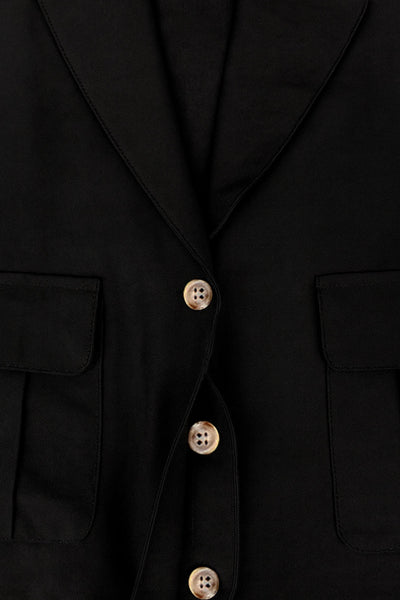 Chaleco corto de fit recto, con solapa, bolsillos delanteros cargo con cartera, pinza de amplitud en espalda y detalle de trabillas laterales decorativas con botón.