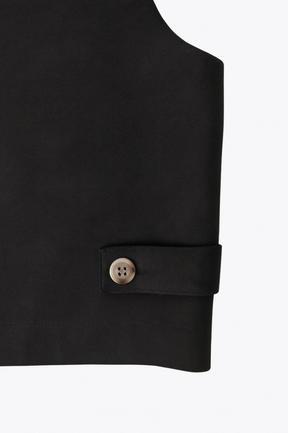 Chaleco corto de fit recto, con solapa, bolsillos delanteros cargo con cartera, pinza de amplitud en espalda y detalle de trabillas laterales decorativas con botón.