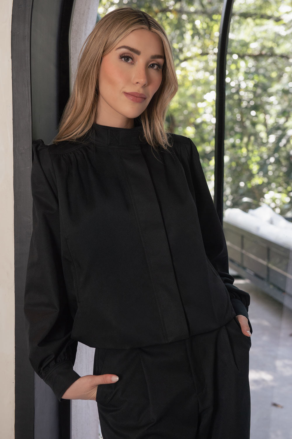 Chamarra corta de fit abullonado, cuello alto, manga larga abullonada con puño abotonado y cierre frontal con cremallera oculta. Detalle de plisados decorativos frontales y trabillas con botón en cuello.