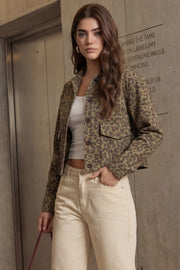 Chamarra corta de gamuza, fit recto, estampado animal print, manga larga con puño abotonado, cuello camisero, bolsillos frontales con cartera y cierre frontal con hilera de botones en contraste.