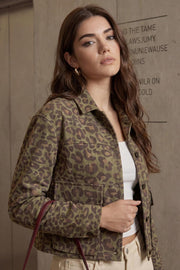 Chamarra corta de gamuza, fit recto, estampado animal print, manga larga con puño abotonado, cuello camisero, bolsillos frontales con cartera y cierre frontal con hilera de botones en contraste.