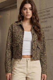 Chamarra corta de gamuza, fit recto, estampado animal print, manga larga con puño abotonado, cuello camisero, bolsillos frontales con cartera y cierre frontal con hilera de botones en contraste.