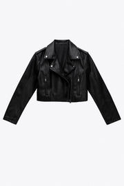 Chamarra tipo biker de efecto piel, manga larga, con cuello y solapas. Detalle de bolsillos frontales verticales con cremallera y trabillas decorativas en hombros. Cierre frontal con cremallera y botones.