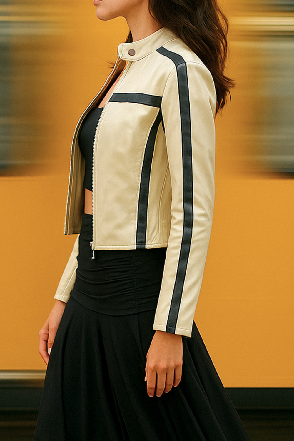 Chamarra corta tipo biker de efecto piel, fit recto, manga larga, con cuello y botones en contraste. Detalle de bolsillos frontales verticales con cremallera y franjas decorativas en contraste. Cierre frontal con cremallera.