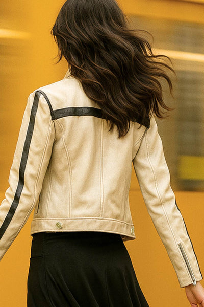 Chamarra corta tipo biker de efecto piel, fit recto, manga larga, con cuello y botones en contraste. Detalle de bolsillos frontales verticales con cremallera y franjas decorativas en contraste. Cierre frontal con cremallera.