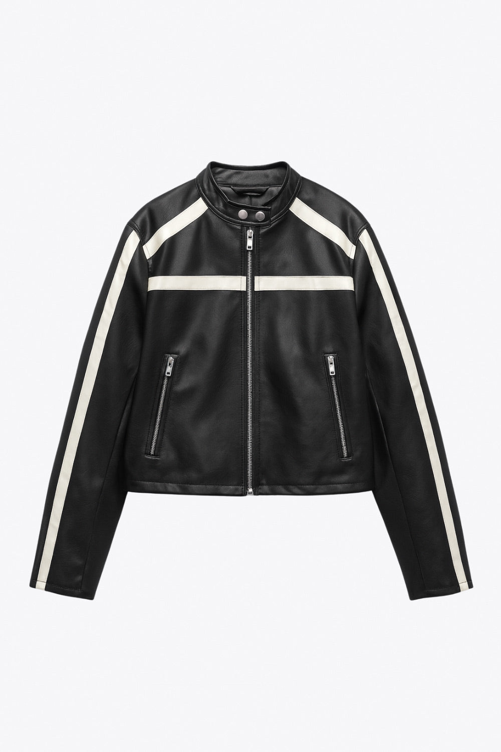 Chamarra corta tipo biker de efecto piel, fit recto, manga larga, con cuello y botones en contraste. Detalle de bolsillos frontales verticales con cremallera y franjas decorativas en contraste. Cierre frontal con cremallera.