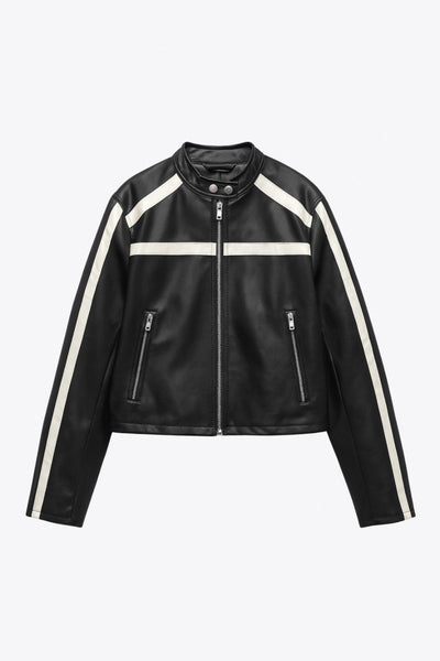 Chamarra corta tipo biker de efecto piel, fit recto, manga larga, con cuello y botones en contraste. Detalle de bolsillos frontales verticales con cremallera y franjas decorativas en contraste. Cierre frontal con cremallera.