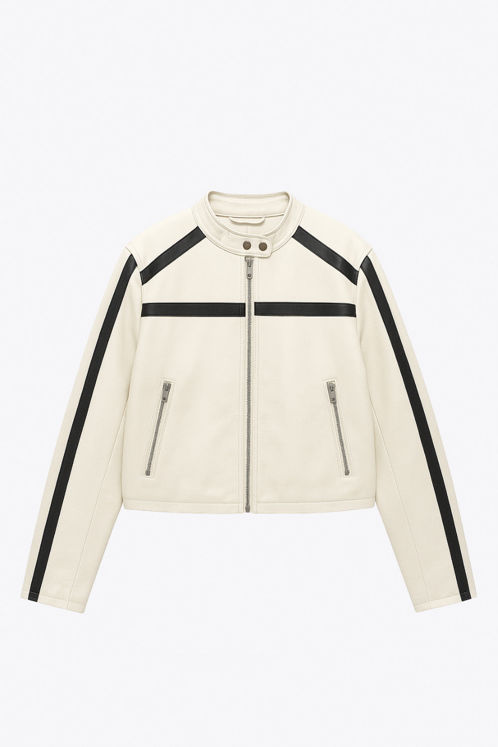 Chamarra corta tipo biker de efecto piel, fit recto, manga larga, con cuello y botones en contraste. Detalle de bolsillos frontales verticales con cremallera y franjas decorativas en contraste. Cierre frontal con cremallera.
