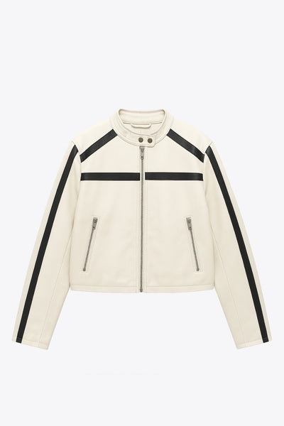 Chamarra corta tipo biker de efecto piel, fit recto, manga larga, con cuello y botones en contraste. Detalle de bolsillos frontales verticales con cremallera y franjas decorativas en contraste. Cierre frontal con cremallera.