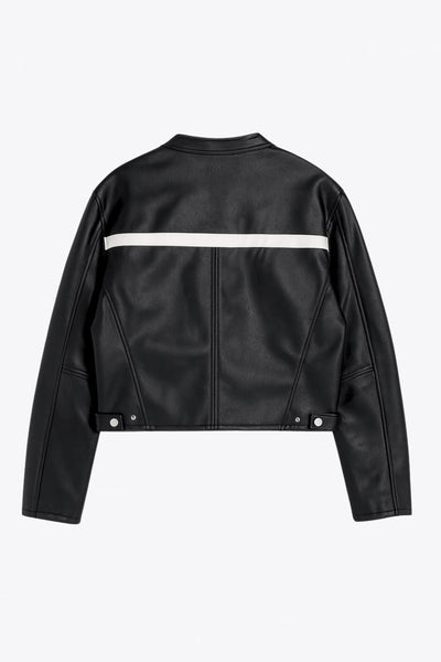 Chamarra corta tipo biker de efecto piel, fit recto, manga larga, con cuello y botones en contraste. Detalle de bolsillos frontales verticales con cremallera y franjas decorativas en contraste. Cierre frontal con cremallera.