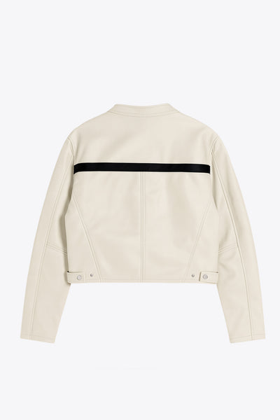 Chamarra corta tipo biker de efecto piel, fit recto, manga larga, con cuello y botones en contraste. Detalle de bolsillos frontales verticales con cremallera y franjas decorativas en contraste. Cierre frontal con cremallera.