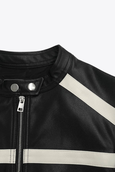 Chamarra corta tipo biker de efecto piel, fit recto, manga larga, con cuello y botones en contraste. Detalle de bolsillos frontales verticales con cremallera y franjas decorativas en contraste. Cierre frontal con cremallera.