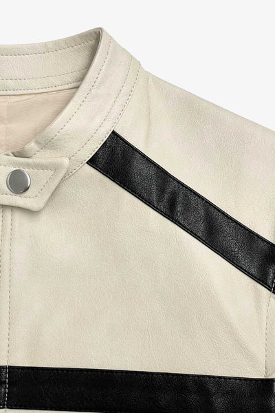 Chamarra corta tipo biker de efecto piel, fit recto, manga larga, con cuello y botones en contraste. Detalle de bolsillos frontales verticales con cremallera y franjas decorativas en contraste. Cierre frontal con cremallera.