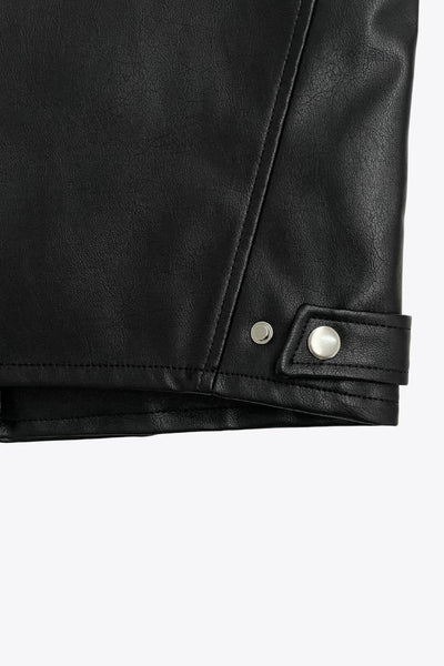 Chamarra corta tipo biker de efecto piel, fit recto, manga larga, con cuello y botones en contraste. Detalle de bolsillos frontales verticales con cremallera y franjas decorativas en contraste. Cierre frontal con cremallera.