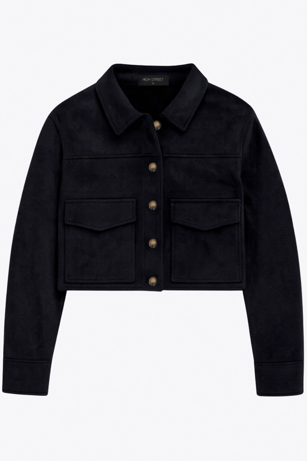 Chamarra corta fluida de gamuza, manga larga con puño abotonado, cuello camisero, bolsillos frontales de parche y cierre frontal con hilera de botones en contraste.