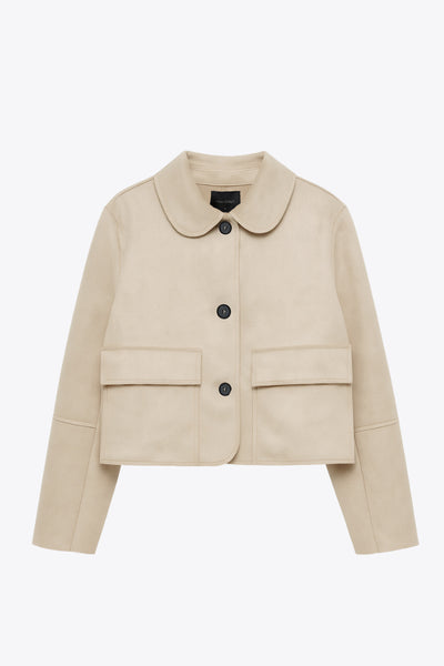 Chamarra corta de fit recto, manga larga con cortes decorativos, cuello camisero con detalle curveado, bolsillos frontales con cartera y cierre frontal con hilera de botones en contraste.