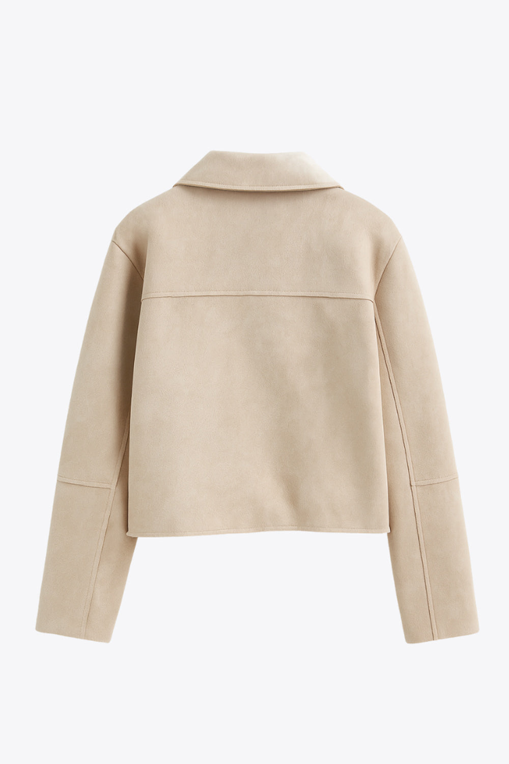 Chamarra corta de fit recto, manga larga con cortes decorativos, cuello camisero con detalle curveado, bolsillos frontales con cartera y cierre frontal con hilera de botones en contraste.