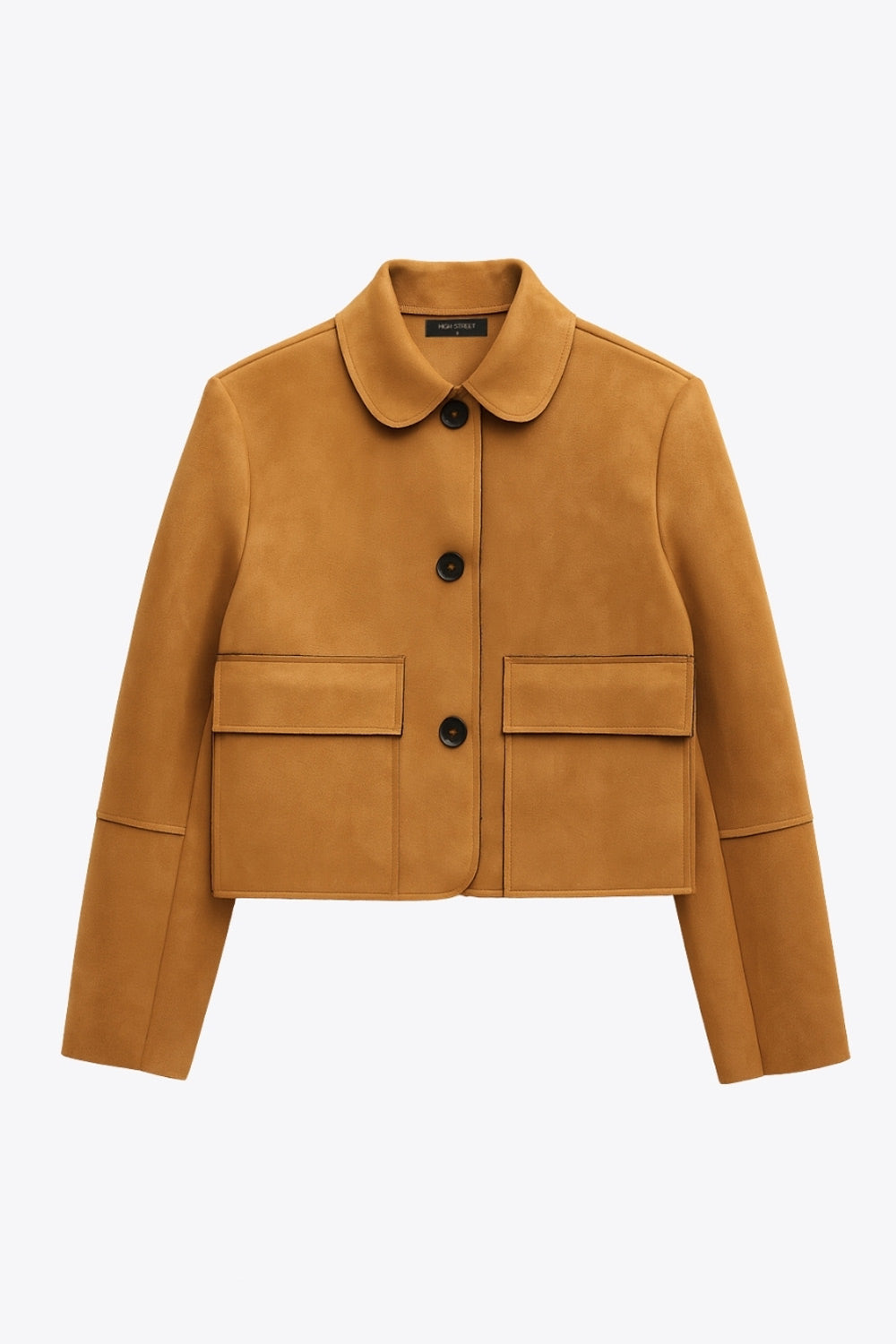 Chamarra corta de fit recto, manga larga con cortes decorativos, cuello camisero con detalle curveado, bolsillos frontales con cartera y cierre frontal con hilera de botones en contraste.