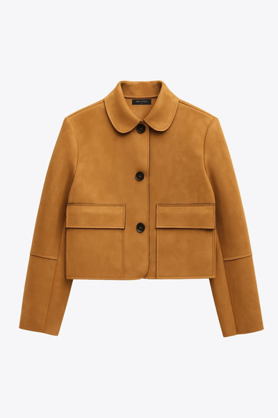 Chamarra corta de fit recto, manga larga con cortes decorativos, cuello camisero con detalle curveado, bolsillos frontales con cartera y cierre frontal con hilera de botones en contraste.