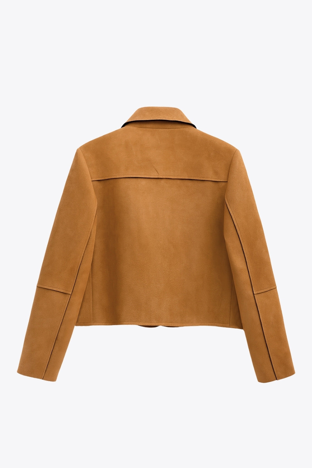 Chamarra corta de fit recto, manga larga con cortes decorativos, cuello camisero con detalle curveado, bolsillos frontales con cartera y cierre frontal con hilera de botones en contraste.