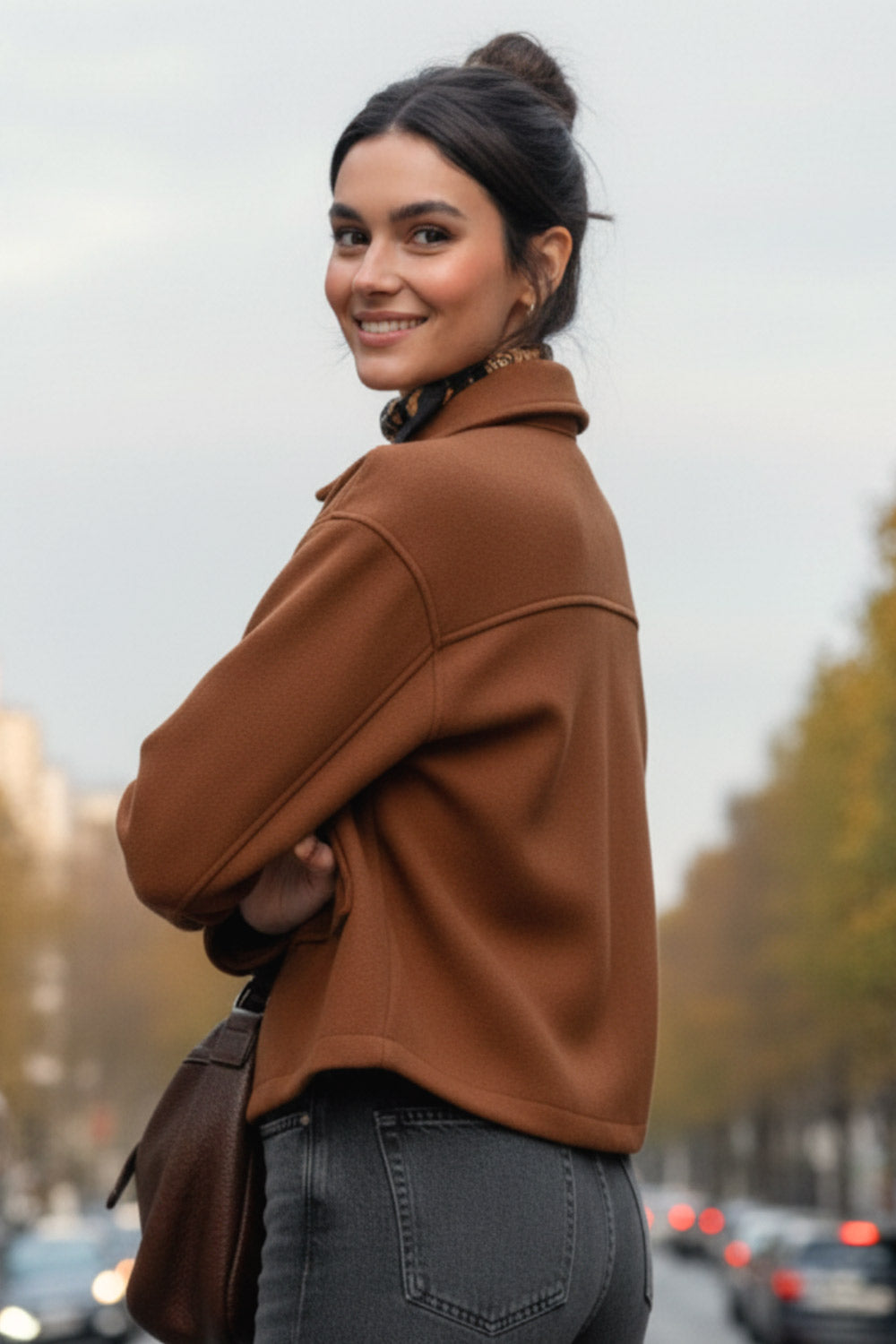 Chamarra corta de fit recto, cuello camisero, manga larga con puño abotonado, bolsillos delanteros con cartera, bajo curveado y cierre frontal con hilera de botones en contraste.