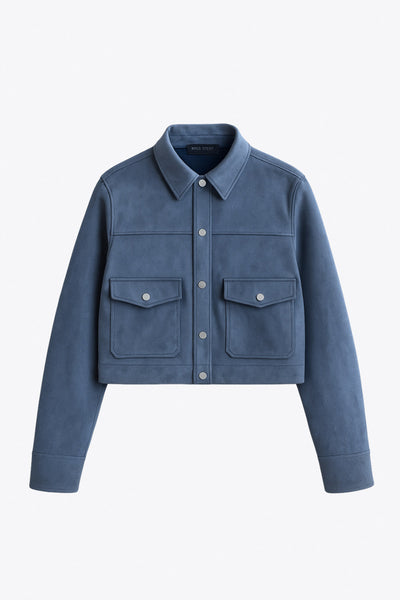 Chamarra corta de gamuza, fit recto, manga larga con puño abotonado, cuello camisero, bolsillos delanteros de parche con cartera y botones de presión. Cierre frontal con hilera de botones en contraste.