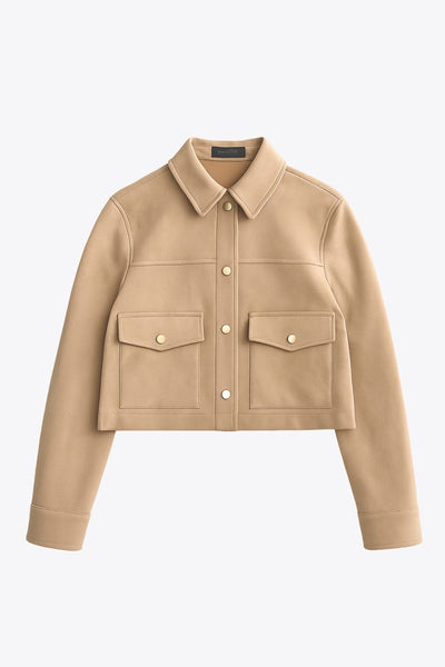 Chamarra corta de gamuza, fit recto, manga larga con puño abotonado, cuello camisero, bolsillos delanteros de parche con cartera y botones de presión. Cierre frontal con hilera de botones en contraste.