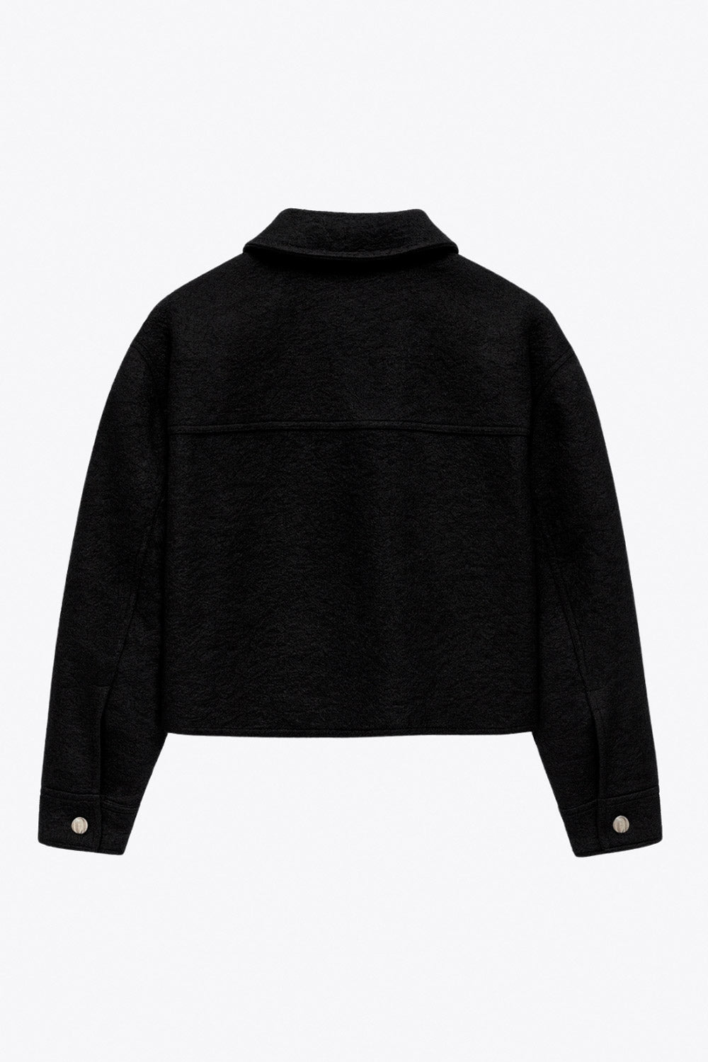 Chamarra corta de borreguillo, fit recto, manga larga con puño abotonado, cuello solapa, bolsillos frontales de parche con cartera y cierre frontal con cremallera visible en contraste.