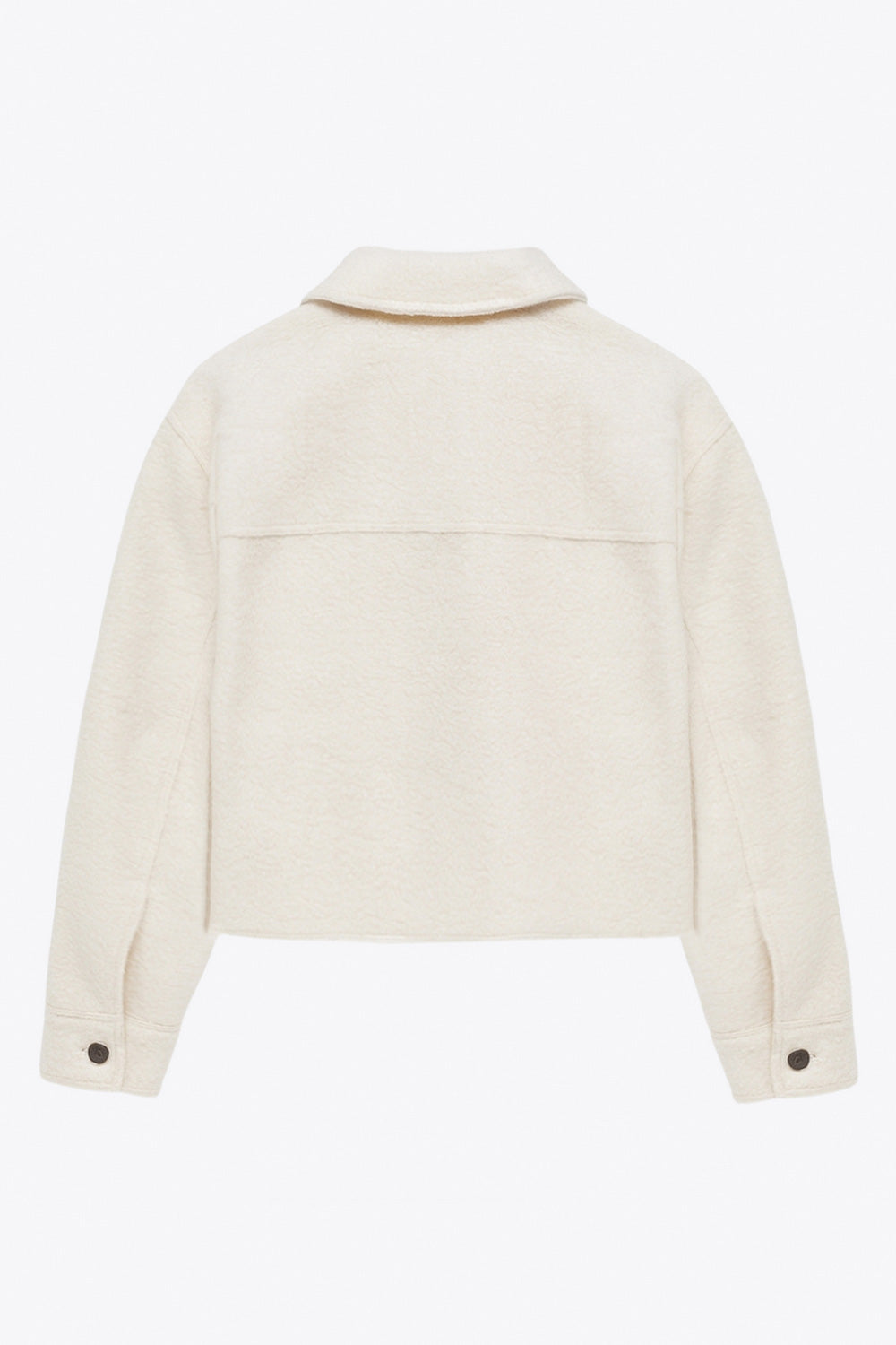 Chamarra corta de borreguillo, fit recto, manga larga con puño abotonado, cuello solapa, bolsillos frontales de parche con cartera y cierre frontal con cremallera visible en contraste.