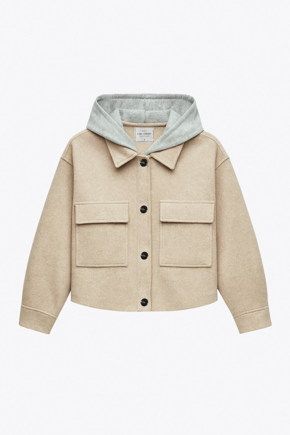 Chamarra corta de fit recto, manga larga con puño abotonado, cuello camisero, capucha en contraste, bolsillos delanteros de parche con cartera y cierre frontal con hilera de botones en contraste.