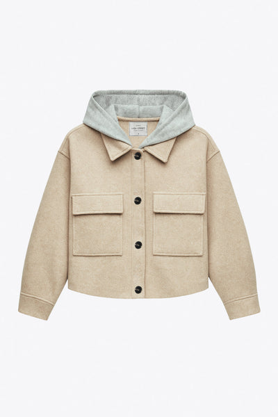 Chamarra corta de fit recto, manga larga con puño abotonado, cuello camisero, capucha en contraste, bolsillos delanteros de parche con cartera y cierre frontal con hilera de botones en contraste.