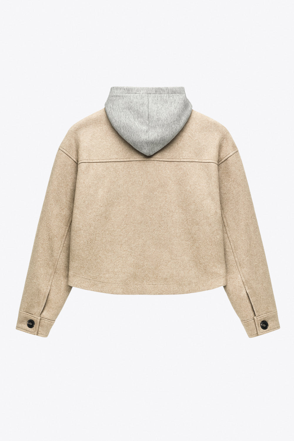 Chamarra corta de fit recto, manga larga con puño abotonado, cuello camisero, capucha en contraste, bolsillos delanteros de parche con cartera y cierre frontal con hilera de botones en contraste.