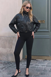 Chamarra de efecto piel, fit oversized, manga larga con puño abotonado, cuello alto, bolsillos delanteros con cartera, cortes decorativos y pretina elástica. Cierre frontal con cremallera oculta.