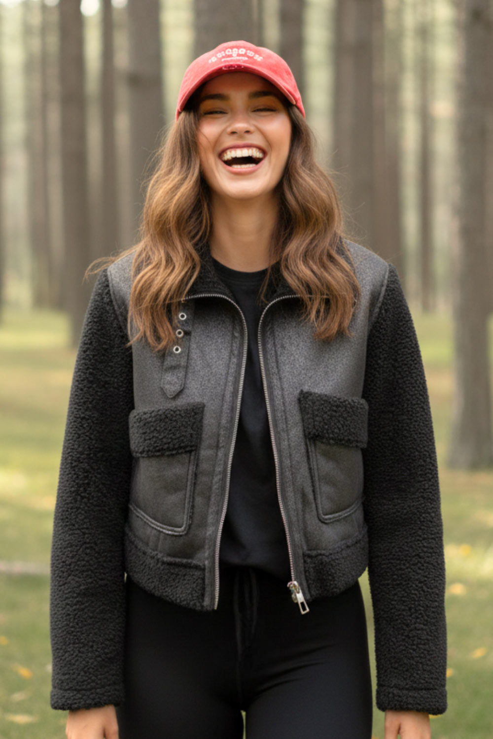 Chamarra corta de efecto piel, interior, mangas y cuello solapa de borreguillo, bolsillos delanteros de parche con detalle en contraste, fit recto, manga larga, costuras decorativas y cierre frontal con cremallera en contraste. Detalle de trabilla decorativa con hebilla en cuello.